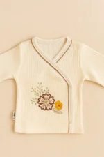Organik Pamuk Bebek 3’lü Ribana Nakışlı Takım– Üst + Patikli Alt + Kulaklı Bere (0-6 Ay) - Görsel 4