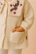 Kız Bebek Çiçek İşlemeli Peluş Ceket – Yumuşak Dokulu, Sıcak Tutan - Görsel 3
