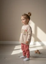 Organik Pamuklu Doggy Nakış Kız Çocuk 2’li Takım – Bej Sweatshirt & Gül Kurusu Eşofman Altı - Görsel 6