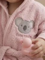 %100 Organik Pamuk Pembe Koala Detaylı Kapüşonlu Çocuk Bornoz – Premium Yumuşak ve Yüksek Emici - Görsel 5